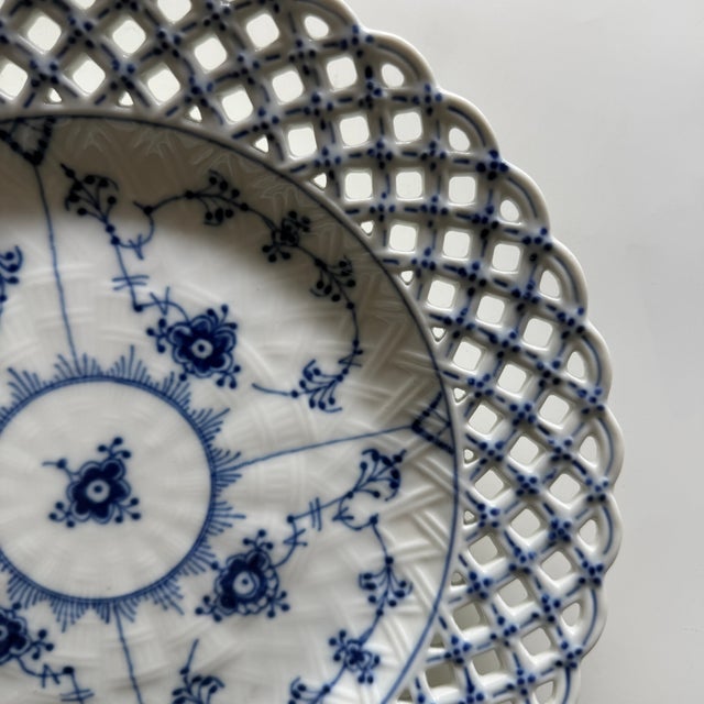 1980s Blue Fluted Full Lace Musselmalet #1098 Open Plate from Royal Copenhagen, 1985 For Sale - Image 5 of 6