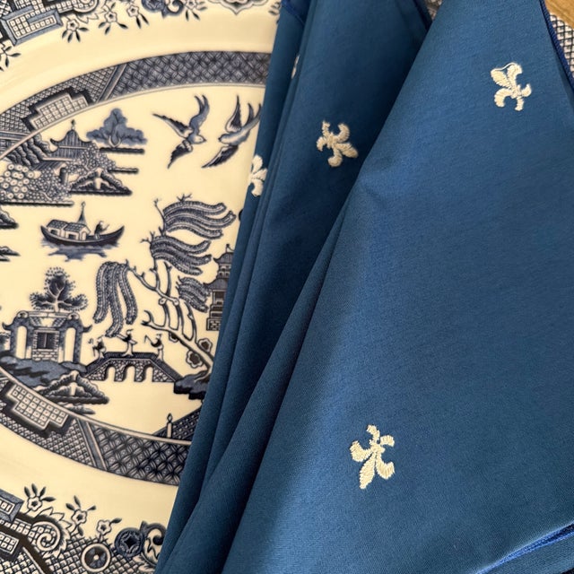 1980s French Blue Fleur-De-Lis Embroidered Dinner Napkins - Set of 8 For Sale - Image 4 of 4