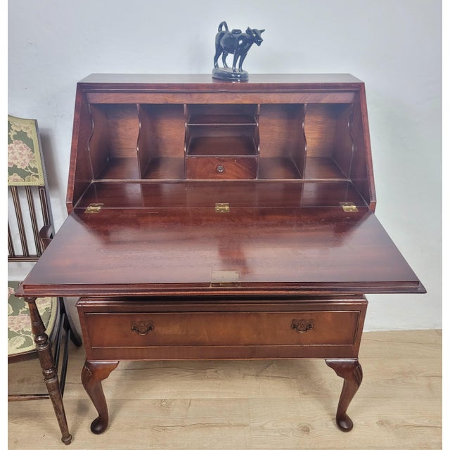 This is a stunning Vintage Writing Bureau desk that excudes a period style to the home living or office setting. Circa...