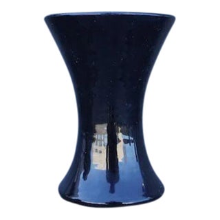 1930s Bauer Matt Carlton Carnation Vase in Black For Sale
