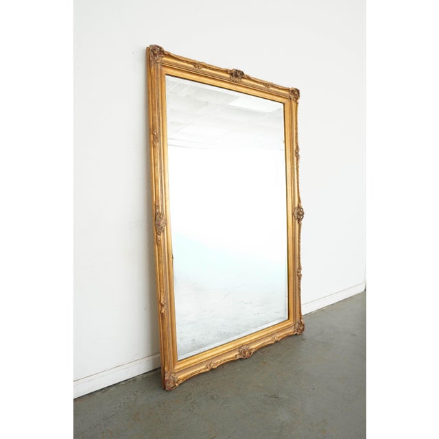 French Vintage De La Torre Bros. Louis XV Style Giltwood Wall Mirror For Sale - Image 3 of 16