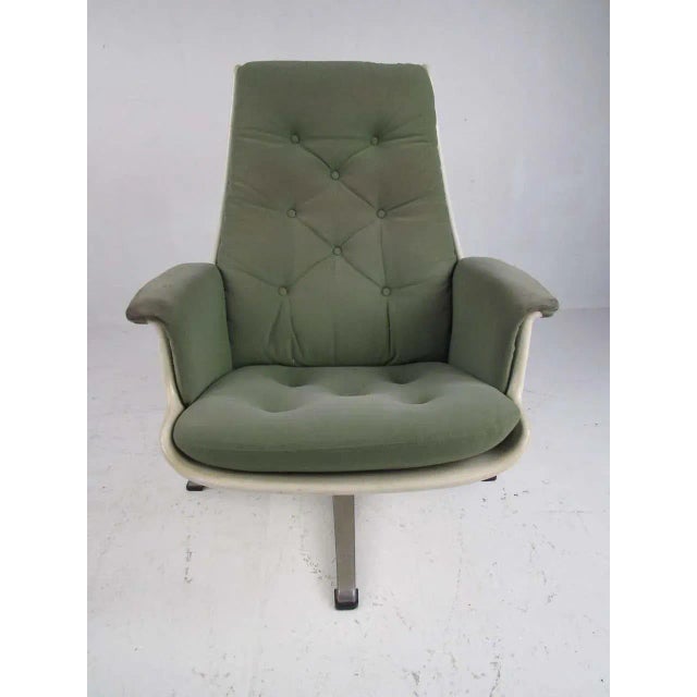 Mid-Century Modern Pair of Mid Century Fiberglass Swivel Lounge Chairs For Sale - Image 3 of 13