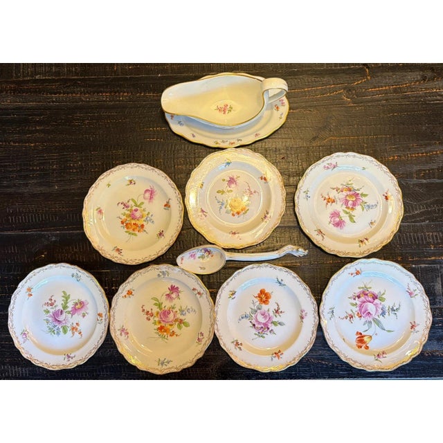 The Meissen MS220 7-inch Plates (7 total) Plus Matching Gravy Boat set is a luxurious addition to any dining table. Made...