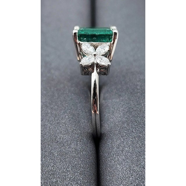 Green 2.83 Ct Gia Certified Zambian Emerald & Diamond Ring Size 6.5 For Sale - Image 8 of 9