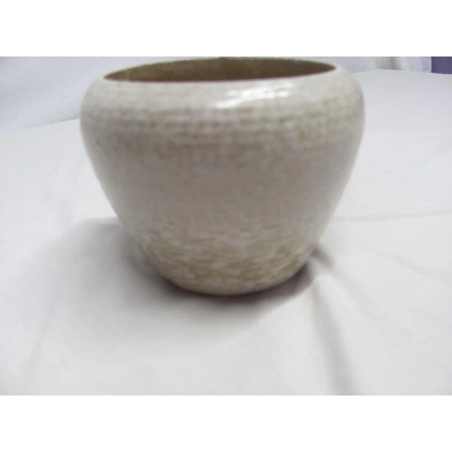 White ribbed shoulder vase in the HOMESPUN or STONEAGE style by Zanesville Pottery. The Vase is 4" h x 5.5" in diameter....