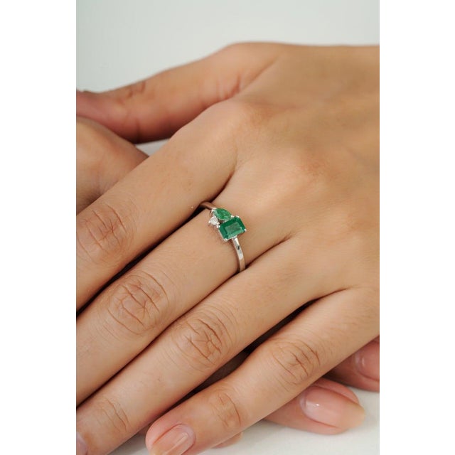 Gemstone Contemporary Emerald & Diamond Ring for Women, Size 7 For Sale - Image 7 of 11