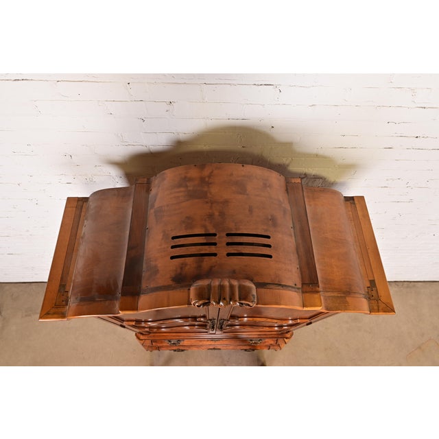 1980s Henredon French Provincial Louis XV Carved Walnut Bombe Form Lighted Bar Cabinet For Sale - Image 13 of 17