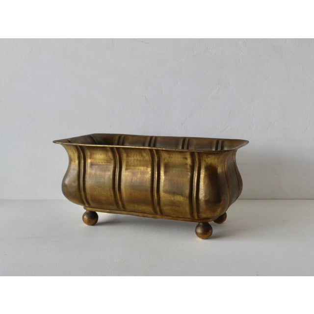 Italian Handcrafted Italian Rectangular Hammered Brass Planter Jardiniere Curved Edging Ball Feet Details Vintage Mid-Century For Sale - Image 3 of 13