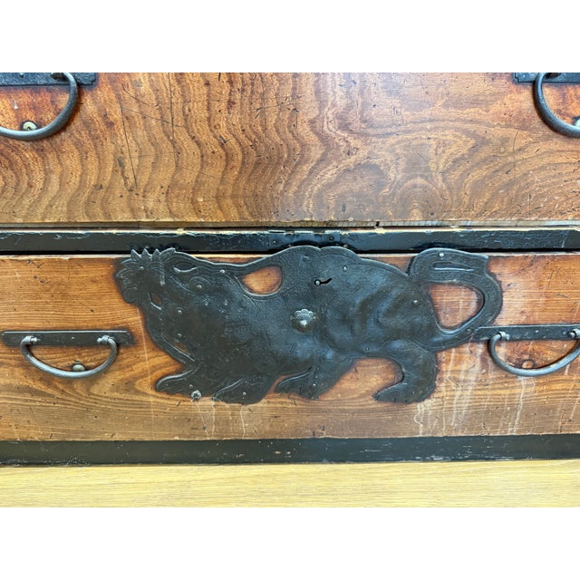 Antique Japanese Meiji Period Keyaki Tansu Chest With Dragon & Shishi Ironwork For Sale - Image 6 of 13