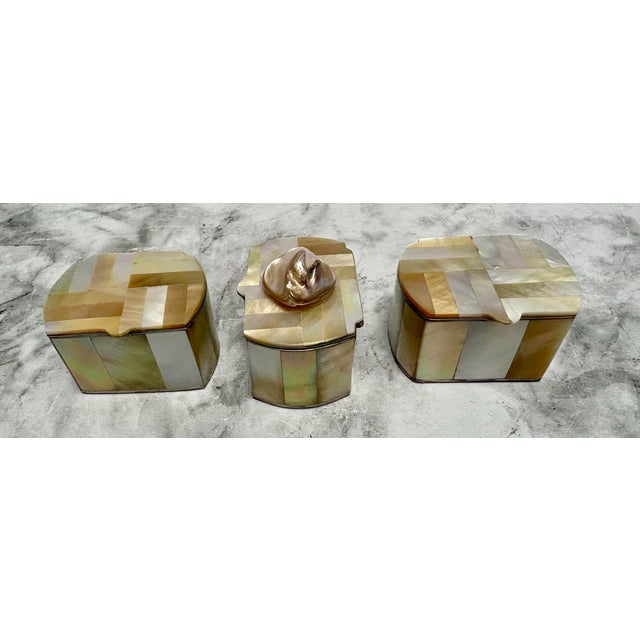 Vintage set of three mother of pearl ring or trinket boxes. Also great as pill boxes. Fun to use these small boxes as gift...