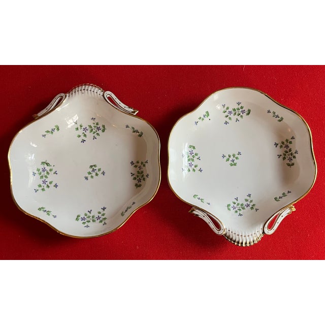 White Old 18th C. Paris Porcelain Dihl Et Guerhard Sprig Cornflower Shell Shape Serving Dishes 1790 - 1800 - A Pair For Sale - Image 8 of 15