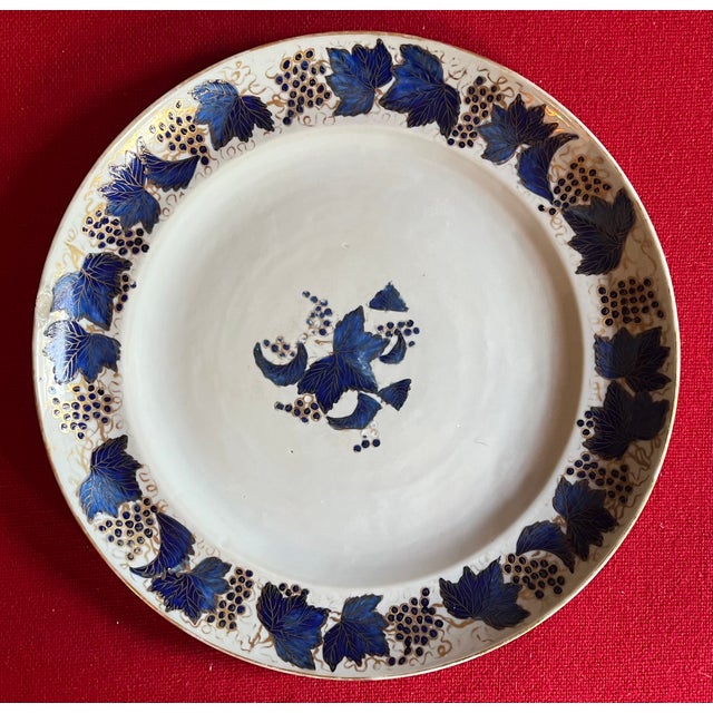 Chinoiserie Antique Early 19th Century Chinese Export Blue and White Porcelain Dinner Plates With Grape Leaf Border - Set of 6 For Sale - Image 3 of 17
