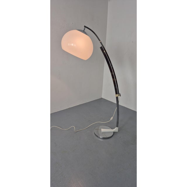 Large Sölken arc lamp from the 1960s, adjustable in length and angle. Height 150-180 cm. This piece has an attribution...