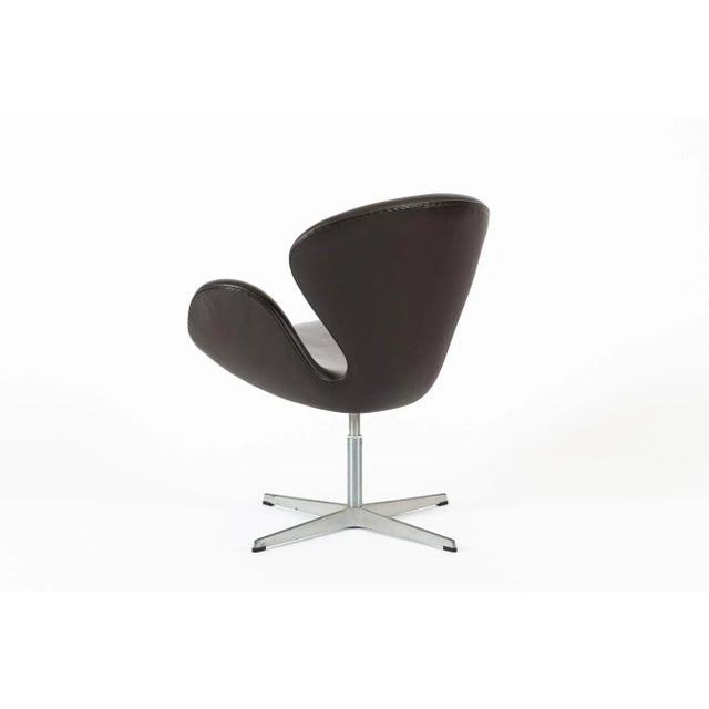 Fritz Hansen Brown Mid Century Danish Modern Swan Chair by Arne Jacobsen for Fritz Hansen For Sale - Image 4 of 15