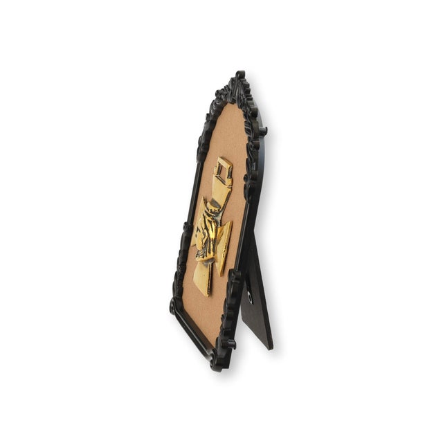 This English horse brass commemorates Queen Victoria and features a classic portrait form traditionally used on harnesses...