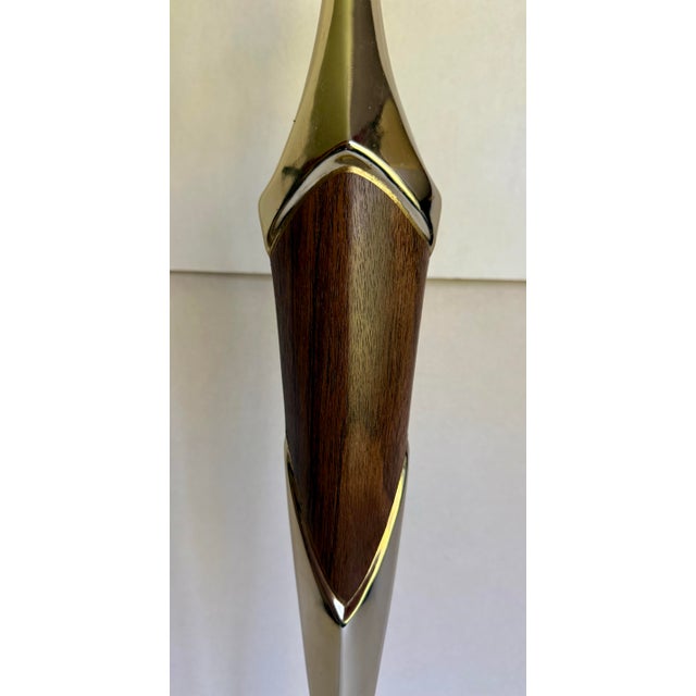 1960s Brass & Walnut Veneer Sculptural Table Lamp Attributed to Laurel Lamp Company For Sale - Image 9 of 12