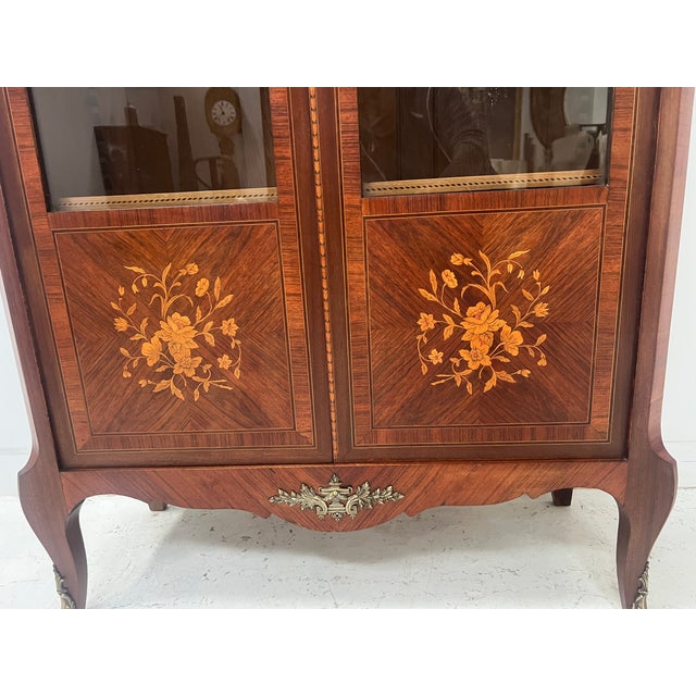 20th Century Louis XV Style Display Cabinet in Marquetry Veneer For Sale - Image 3 of 16