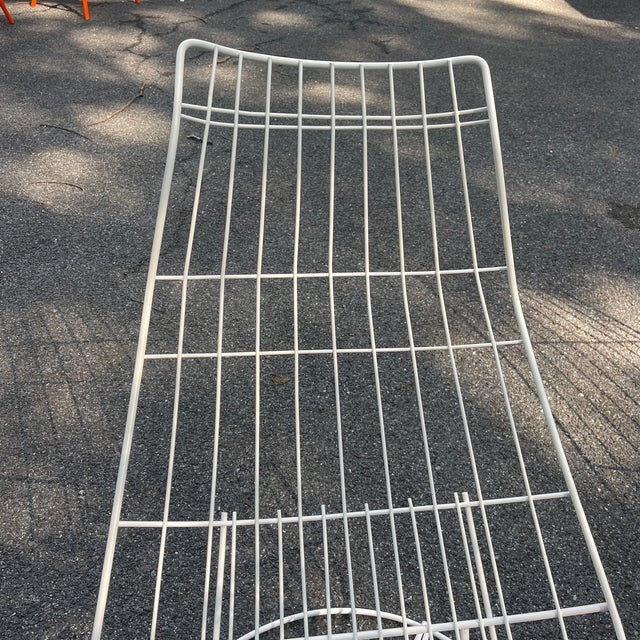 White Pair of Vintage Mid-Century Homecrest Siesta Chaise Lounges, Attributed For Sale - Image 8 of 8