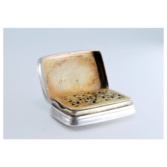 George IV Silver and Gold Vinaigrette Box with Engravings and Friezes For Sale - Image 5 of 9