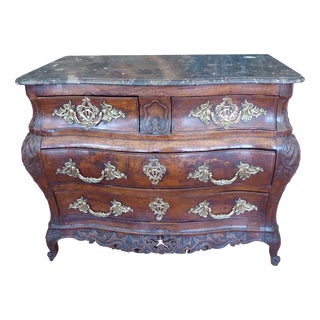 Antique Early 18th Century Walnut Bombé Chest of Drawers, 1730 For Sale