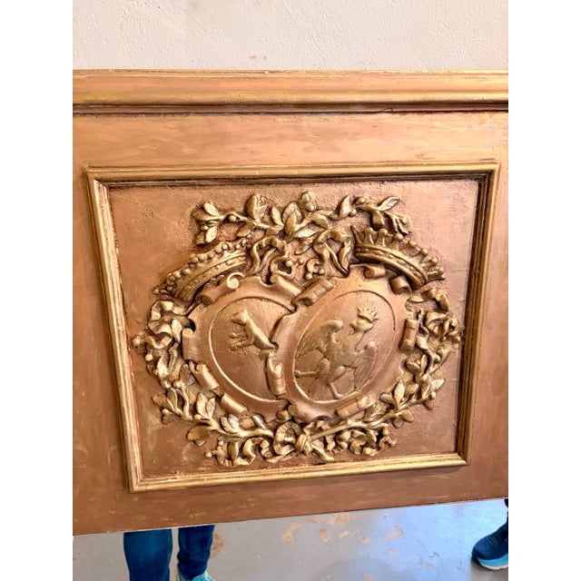 Mid 20th Century Vintage French Louis XVI Style Giltwood Trumeau Mirror With Heraldic Crest For Sale - Image 5 of 12