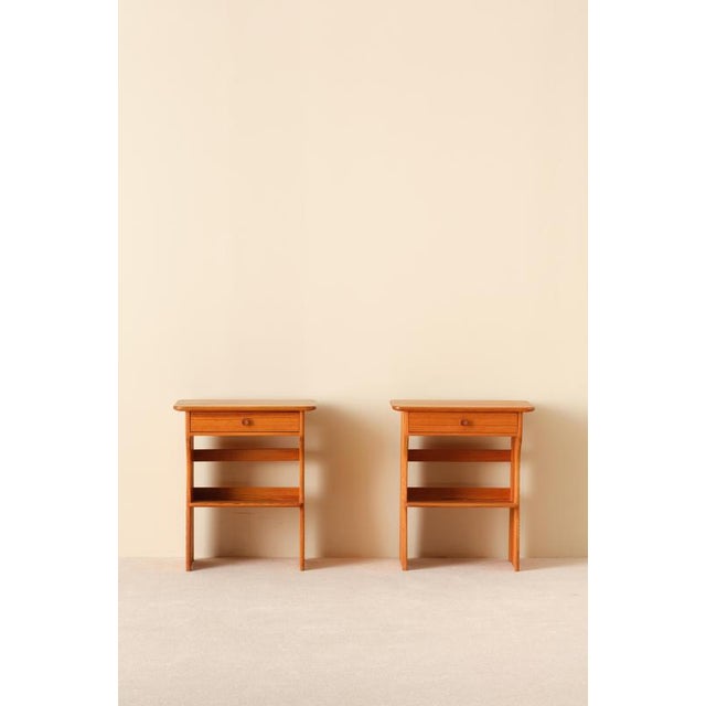 Pair of elegant bedside tables in pine, designed by Carl Malmsten, Sweden, 1960s. Excellent condition with small signs of...
