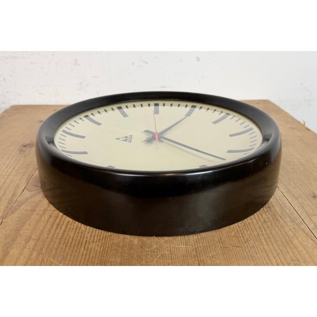 Industrial Brown Bakelite Factory Wall Clock from Pragotron, 1960s For Sale - Image 12 of 18