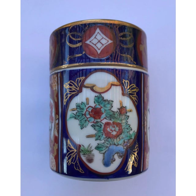 Keep small treasures in this ornate mid-century Imari porcelain cylindrical box. Originally designed as a glamorous...