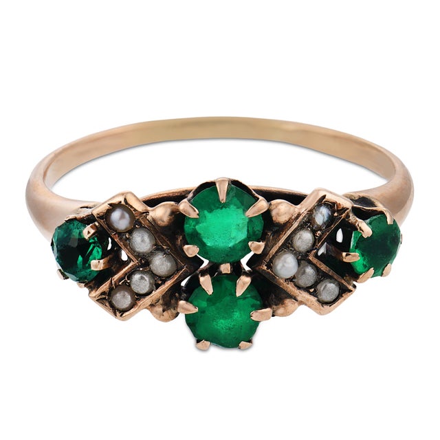 Victorian Late 19th Century Victorian Emerald Seed Pearl 14k Yellow Gold Ring, Size 6.75 For Sale - Image 3 of 6