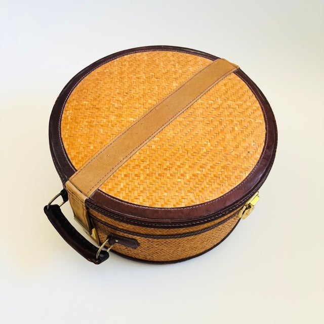 Mid-Century Modern Vintage Circular Wicker and Leather Suitcase - Vintage Luggage, Travel Bag For Sale - Image 3 of 16