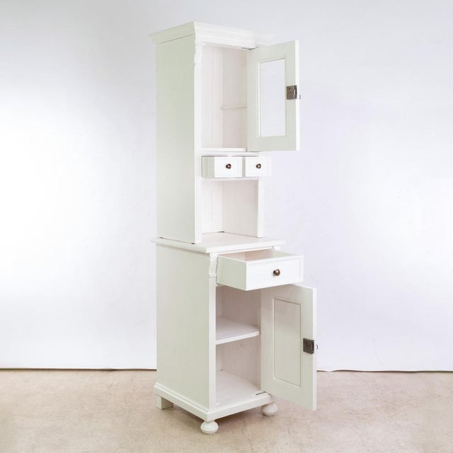 This kitchen cabinet combines classic country style with a compact design. Crafted from solid softwood (pine), this white-...