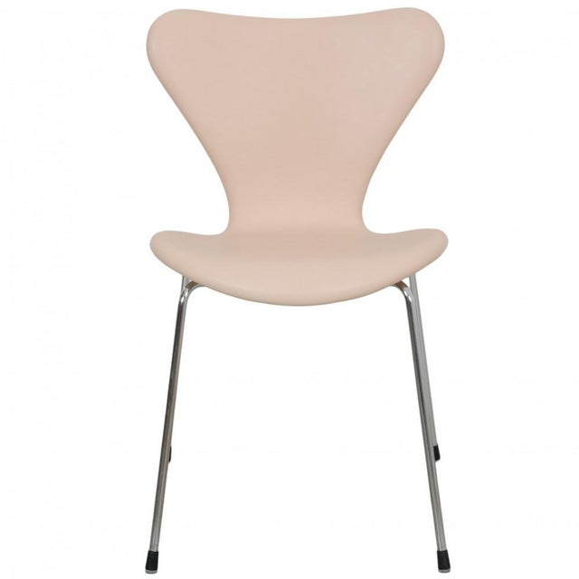 Set of 6 Arne Jacobsen Seven chairs fully upholstered with natural leather. The chairs are from the 1990s but have been...