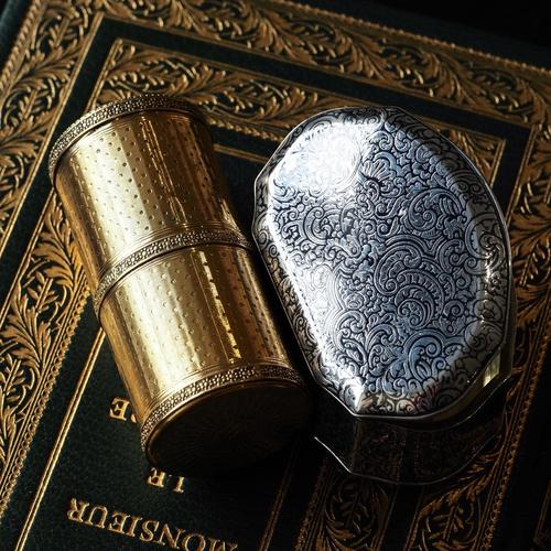 Antique French Silver Gilt Cylindrical Etui Box with Turned Guilloche Engine, 1890s For Sale - Image 3 of 18