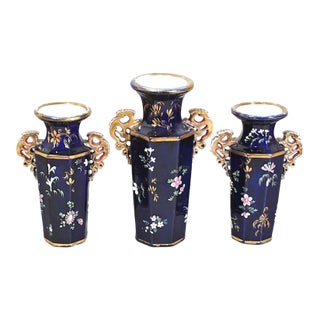 Mason's Ironstone Mazarine Blue Garniture of Three Vases, Polychrome Flowers Circa 1820–1830 For Sale