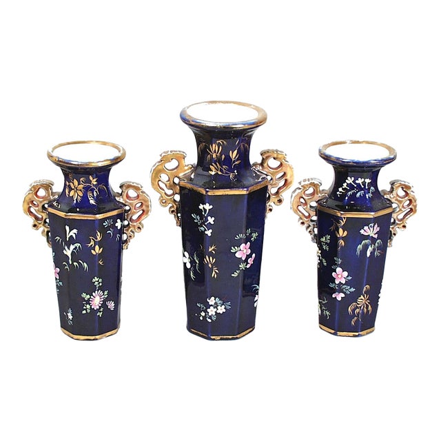 Mason's Ironstone Mazarine Blue Garniture of Three Vases, Polychrome Flowers Circa 1820–1830 For Sale