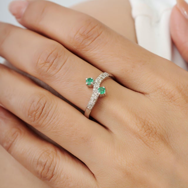 Carat&Her Modernist Natural Emerald & Diamond Toi Et Moi Swirl Ring, Size 8 For Sale - Image 6 of 12