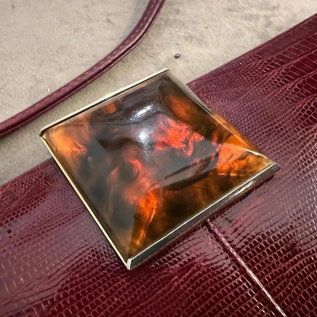 1950s An Elegant 1950s Burgundy Leather and Bakelite Clasp Italian Shoulder Bag For Sale - Image 5 of 11