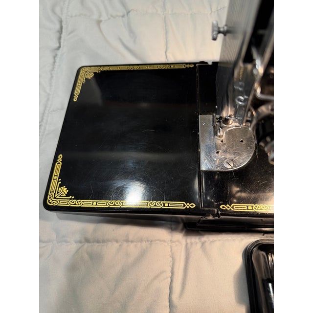 1950s Singer 221 Featherweight Sewing Machine- Mint For Sale - Image 5 of 17