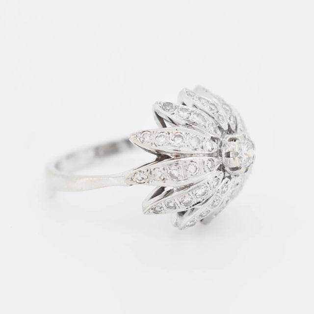 1970s Vintage Flower Ring 18 carat gold and diamonds, Size 5.75 For Sale - Image 5 of 8