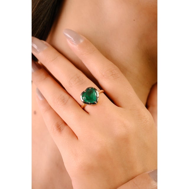 Georgian Era Inspired Button Back Set 2.37 Ct Emerald Heart Ring Size 6.5 in 18k Gold For Sale - Image 4 of 17