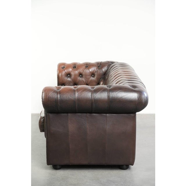 English Style Brown Cowhide Chesterfield 3-Seater Sofa For Sale - Image 4 of 12