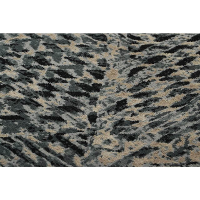 Hand knotted in wool, this 2x3 abstract rug is an exciting new addition to Rug & Kilim’s Modern rug collection. On the...