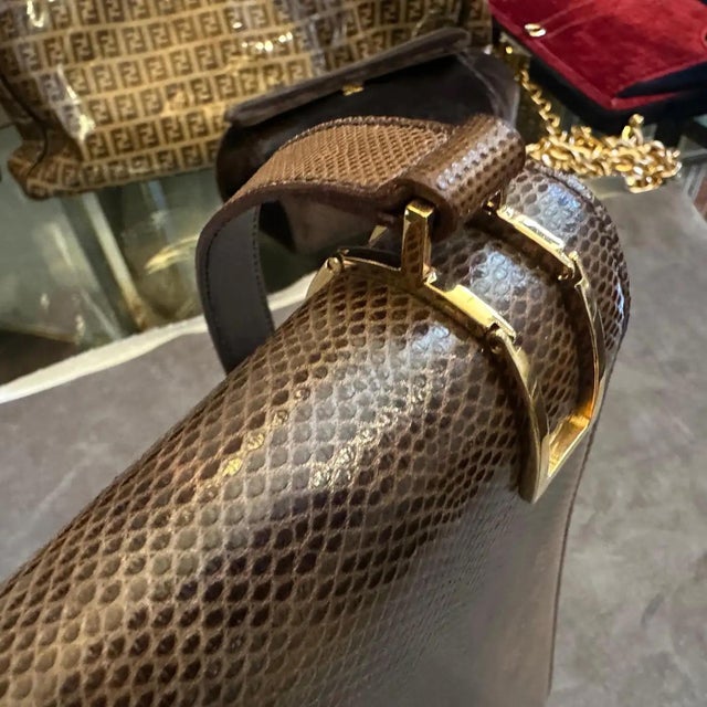 1990s Elegant High Quality Brown Leather and Brass Shoulder Bag by Celine Paris For Sale - Image 6 of 17