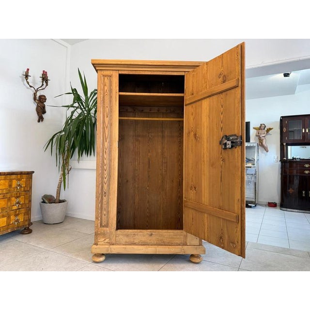 Original Baroque farmhouse cupboard, natural wood, from the Baroque period. Dimensions: Height x Width x Depth 187 x 110 x...