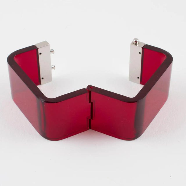 Bottega Veneta Magenta Acrylic and Silvered Metal Bangle Bracelet For Sale In Atlanta - Image 6 of 9