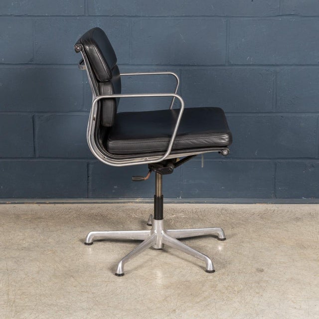 Vintage EA217 Chair in Black Leather by Charles & Ray Eames for ICF, 1969 For Sale - Image 6 of 18