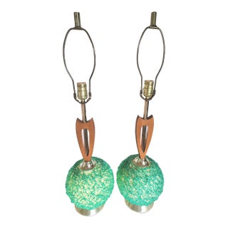1960s Retro Atomic Green Spaghetti String and Walnut Table Lamps Pair For Sale