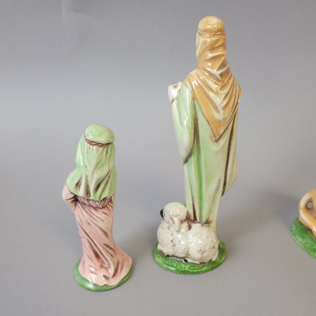 Christmas Hand-Painted Ceramic Nativity Set by Byron Molds, 13 Pieces (1973–1974) For Sale - Image 15 of 17