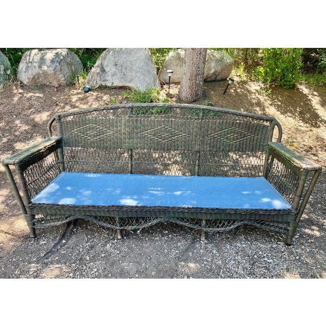 Wicker bench in good condition. Perfect for your cabin or farmhouse.