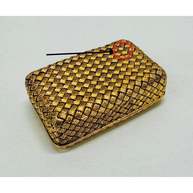 French French Circa 1950 Van Cleef & Arpels 18k Basketweave Pill Box For Sale - Image 3 of 14